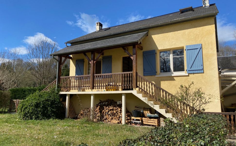 Propriété à Logements Multiples avec une Ancienne Chapelle et des Vues Montagnes